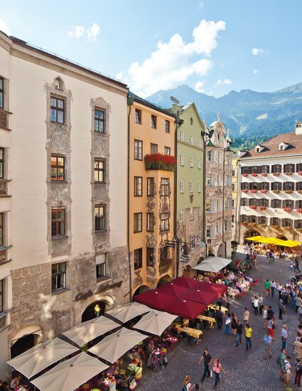 Goldenes Dachl mit Platz und Menschen | © Innsbruck Tourismus / Christof Lackner