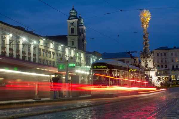 Hauptlatz bei Nacht Poestlingbergbahn | © linztourismus-AlexSigaloc