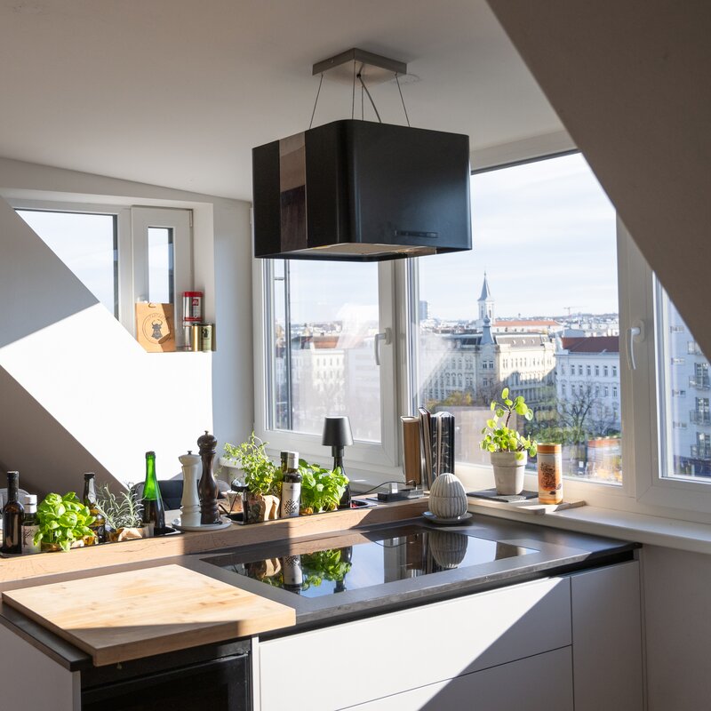 Modern kitchen with city view – 3-room apartment, short-term rental, temporary housing for 1 to 6 months in Vienna