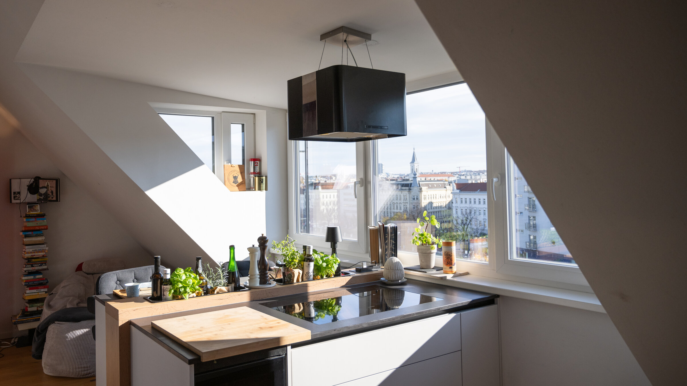 Modern kitchen with city view – 3-room apartment, short-term rental, temporary housing for 1 to 6 months in Vienna