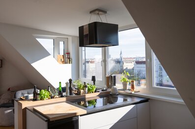 Modern kitchen with city view – 3-room apartment, short-term rental, temporary housing for 1 to 6 months in Vienna